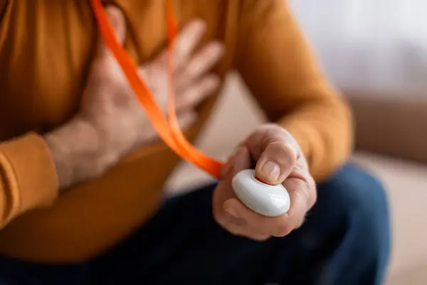 Fecho Homem Mão Pressionando Botão Alarme Para Emergência Seu Peito — Fotografia de Stock