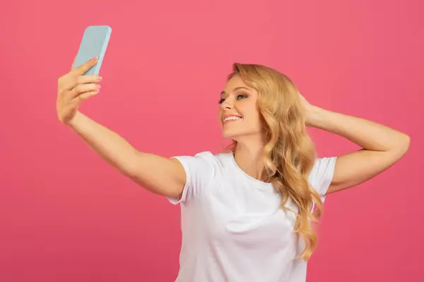 Genç Çekici Sarışın Akıllı Telefonuyla Selfie Çekiyor Günlük Beyaz Tişörtle — Stok fotoğraf