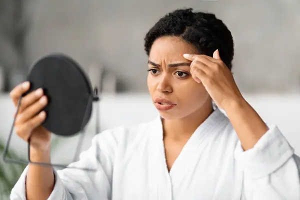 Concerned Black Woman Looking Handheld Mirror Pimple Her Forehead Worried — Stock Photo, Image