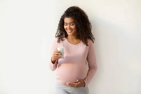 Прекрасная Африканская Будущая Американская Мама Держит Стакан Молока Улыбается Счастливая — стоковое фото