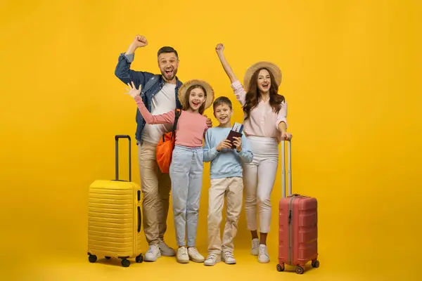 Familia Caucásica Feliz Cuatro Con Maletas Billetes Viaje Posando Sobre — Foto de Stock