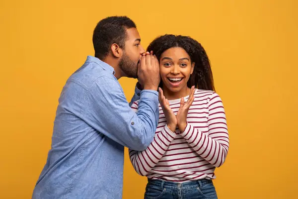 Alegre Negro Hombre Compartir Secretos Con Excitada Novia Susurrando Oído —  Fotos de Stock