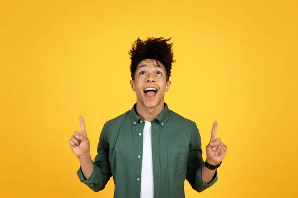 Mutlu Stil Sahibi Yakışıklı Genç Siyahi Adam Reklam Için Fotokopi — Stok fotoğraf