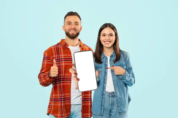 Uygulamayı Seviyoruz Kafkasyalı Genç Çift Büyük Cep Telefonu Boş Ekran — Stok fotoğraf