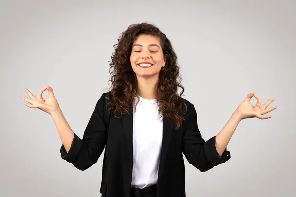 Empresária Sorridente Com Cabelo Encaracolado Praticando Mindfulness Com Gesto Ioga — Fotografia de Stock