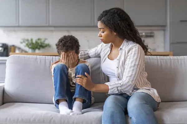 Zorgzame Jonge Zwarte Moeder Troosten Haar Verontruste Tiener Zoon Thuis — Stockfoto