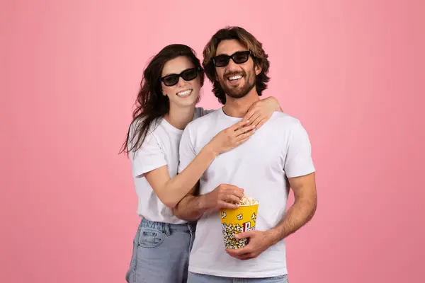 Vrolijk Europees Koppel Casual Wear Bril Glimlachen Delen Popcorn Genieten — Stockfoto