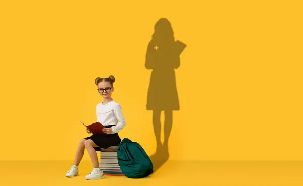 Gözlüklü Çörekli Genç Bir Kız Yeşil Bir Sırt Çantasıyla Kitap — Stok fotoğraf