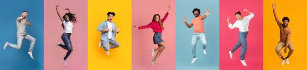 Multiethnische Junge Leute Lässiger Kleidung Amüsieren Sich Auf Farbenfrohen Studiohintergründen — Stockfoto