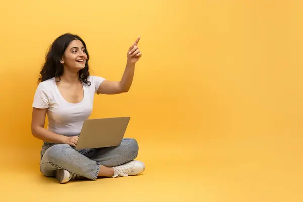 Een Vrouw Wijst Naar Boven Terwijl Haar Laptop Suggereert Inspiratie — Stockfoto