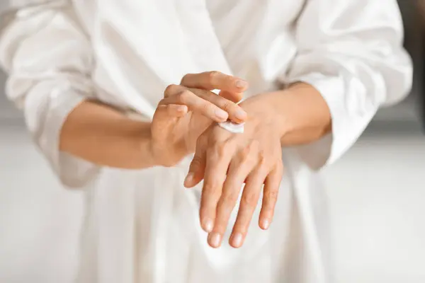 Selektiver Fokus Auf Frauenhände Mit Schöner Maniküre Die Körpercreme Aufträgt — Stockfoto