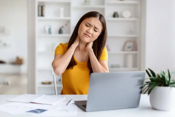 Stresli Asyalı Kadın Boynunda Ağrı Hissediyor Dizüstü Bilgisayarda Çalışırken Zorlanan — Stok fotoğraf