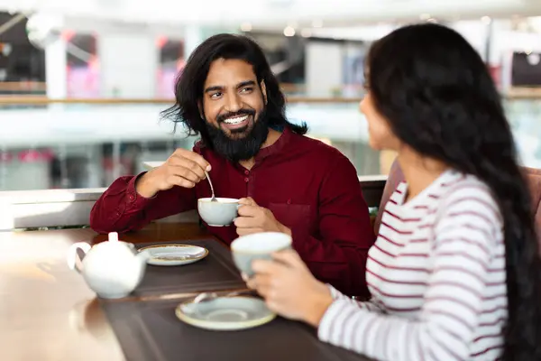 快乐的胡子英俊的印度年轻男子享受与他的女朋友约会 快乐的东方夫妇在购物中心舒适的咖啡店喝咖啡 复制空间 — 图库照片