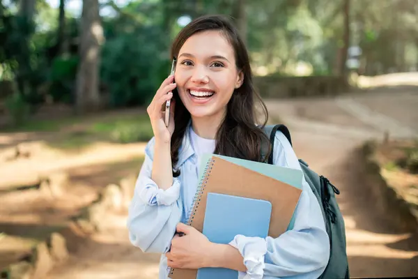 Glädjande Europeiska Unga Kvinna Student Engagerade Sig Livlig Telefonsamtal Medan — Stockfoto