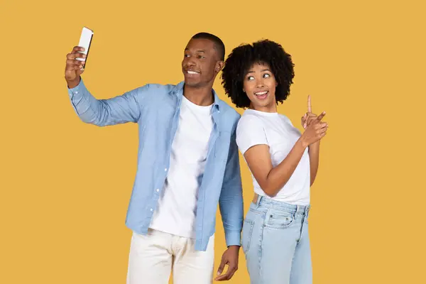 Feliz Hombre Afroamericano Milenario Tomando Una Selfie Con Teléfono Inteligente —  Fotos de Stock