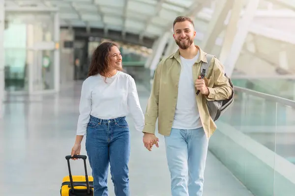 Havaalanı Terminalinde Birlikte Yürüyen Romantik Genç Bir Çiftin Portresi Gülümseyen — Stok fotoğraf