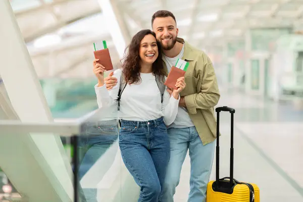 Havaalanında Pasaportları Uçuş Kartlarıyla Mutlu Genç Bir Çift Neşeli Bir — Stok fotoğraf