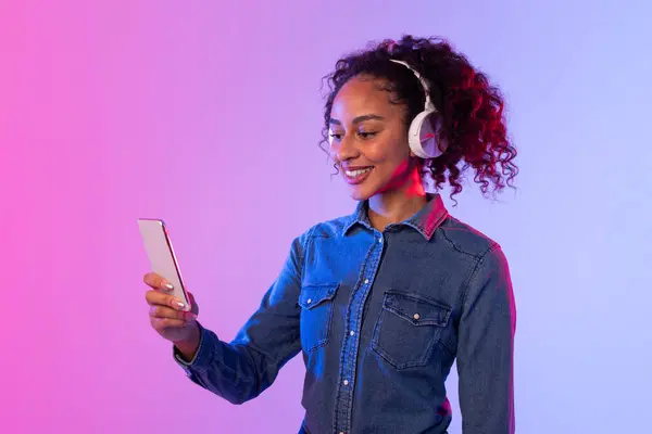 Bir Stilist Genç Bayan Çift Tonlu Arka Planda Akıllı Telefonu — Stok fotoğraf