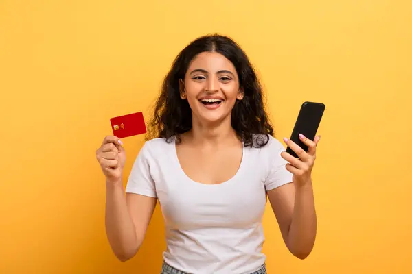 Uśmiechnięta Kobieta Prezentuje Telefon Kartę Kredytową Oznacza Wygodę Zakupach Internetowych — Zdjęcie stockowe