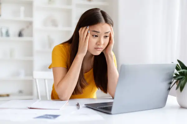 Asyalı Endişeli Bir Kadın Dizüstü Bilgisayar Ekranına Bakarken Kafasına Dokunuyor — Stok fotoğraf