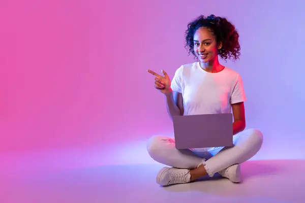 Kıvırcık Saçlı Neşeli Siyah Bayan Dizüstü Bilgisayar Kullanıyor Çapraz Bacaklı — Stok fotoğraf