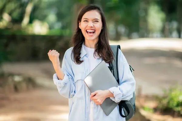 Enthousiaste Europese Jonge Vrouw Studente Viert Succes Met Een Vuistpomp — Stockfoto