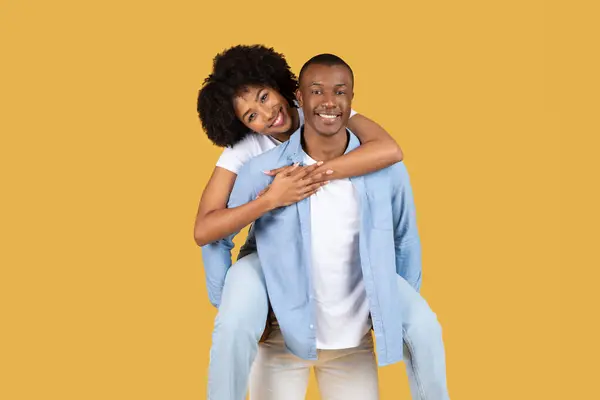 Strålande Glad Tusenårig Afroamerikanska Par Koordinerade Blå Kläder Kärleksfullt Omfamna — Stockfoto