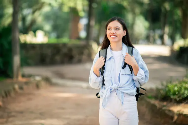 Lachende Jonge Europese Studente Een Casual Lichtblauw Shirt Witte Broek — Stockfoto