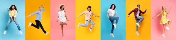 Vrolijke Mensen Set Van Gelukkige Mannen Vrouwen Springen Kleurrijke Achtergronden — Stockfoto