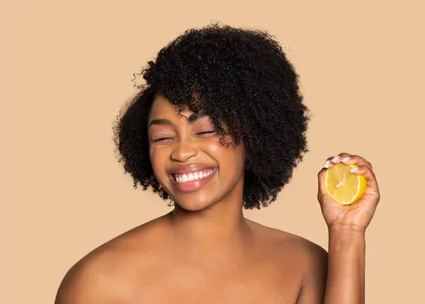 Beaming Black Woman Holding Lemon Slice Her Closed Eye Smile — Stock Photo, Image