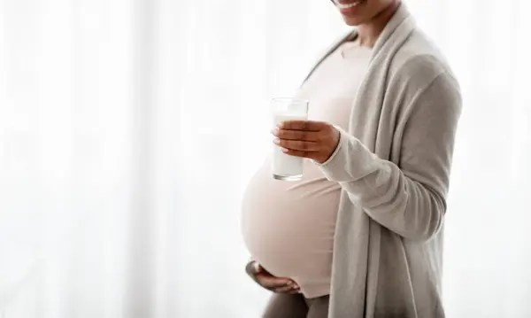 Concepto Lactancia Lactancia Cultivado Mujer Negra Embarazada Pie Junto Ventana —  Fotos de Stock