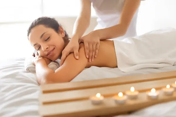 Giovane Signora Godendo Tocco Sapiente Massaggiatore Ricevendo Massaggio Sano Rilassante — Foto Stock
