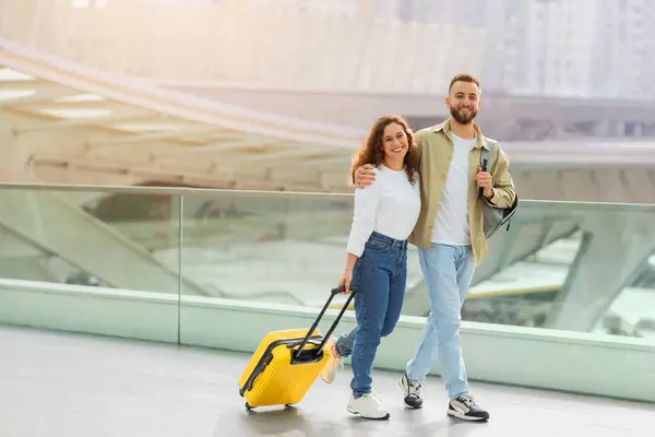 Seyahat Zamanı Mutlu Avrupalı Çift Havaalanı Terminalinde Bavullarını Taşıyan Genç — Stok fotoğraf
