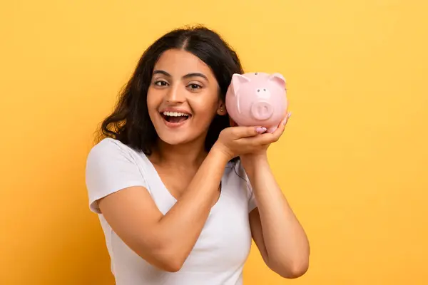 Uma Mulher Alegre Que Mostra Banco Porquinho Significa Economia Financeira — Fotografia de Stock