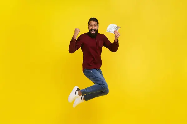 Gelukkige Indiaanse Man Winnaar Springen Lucht Met Geld Zijn Hand — Stockfoto