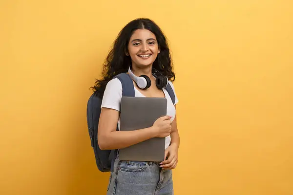 Gelukkige Student Met Hoofdtelefoon Nek Met Een Laptop Portretteert Een — Stockfoto