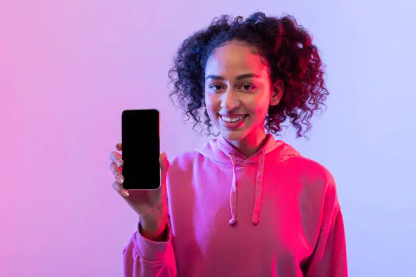 Νεαρή Γυναίκα Ροζ Κουκούλα Που Δείχνει Μια Οθόνη Smartphone Στην — Φωτογραφία Αρχείου