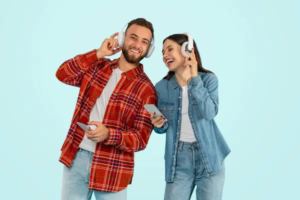 Smiling Caucasian Couple Disfrutando Música Línea Los Teléfonos Usando Auriculares — Foto de Stock