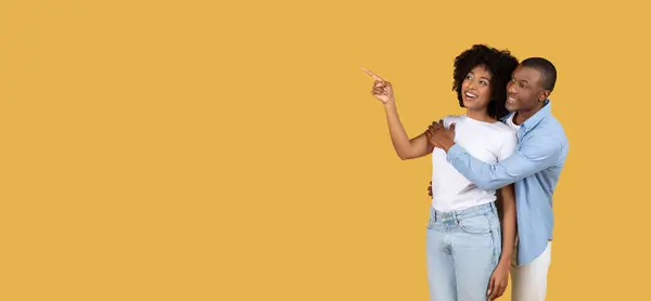 Entusiasta Alegre Millennial Afroamericano Hombre Mujer Señalando Juguetonamente Dedo Ambos —  Fotos de Stock