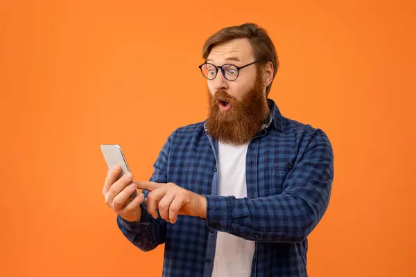Moderne Volwassen Man Met Rood Haar Baard Bladert Opgewonden Mobiele — Stockfoto