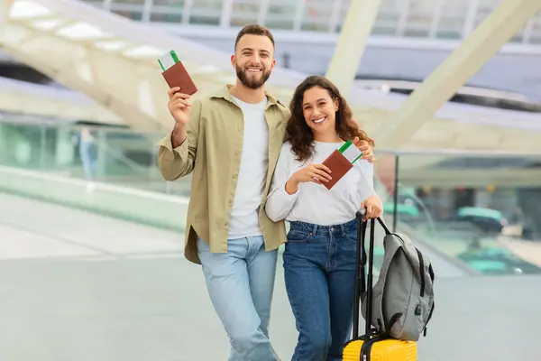 Mutlu Genç Eşler Havalimanı Terminalinde Bavul Pasaport Biletli Romantik Çift — Stok fotoğraf