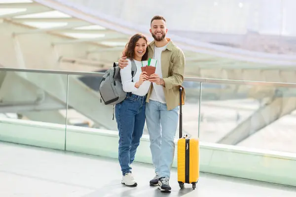 Tatil Gezisi Havaalanı Terminalinde Poz Veren Mutlu Genç Eşler Uçuş — Stok fotoğraf