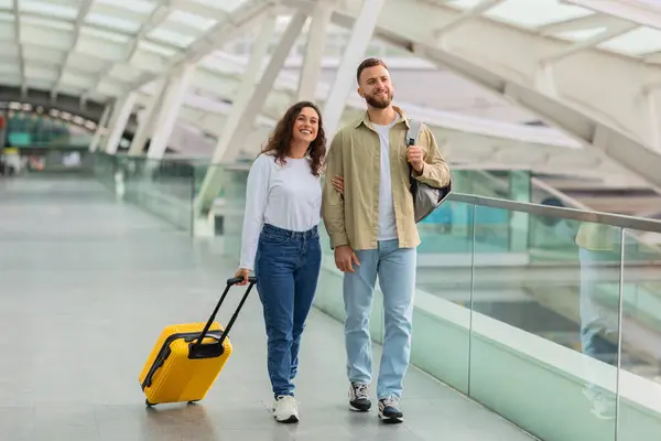 Havalimanında Valiz Sırt Çantası Taşıyan Mutlu Bir Adam Kadınla Birlikte — Stok fotoğraf