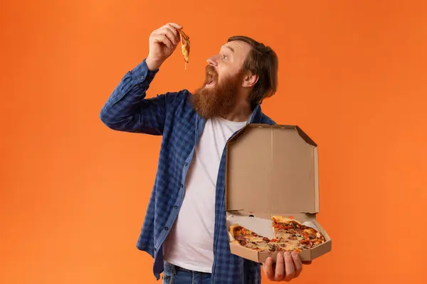 Redhaired Bearded Man Casual Attire Eats Juicy Pizza Holding Slice — Stock Photo, Image