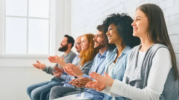 Happy People Sitting Row Applauding Mentor Therapy Session Group Meeting — Stock Photo, Image