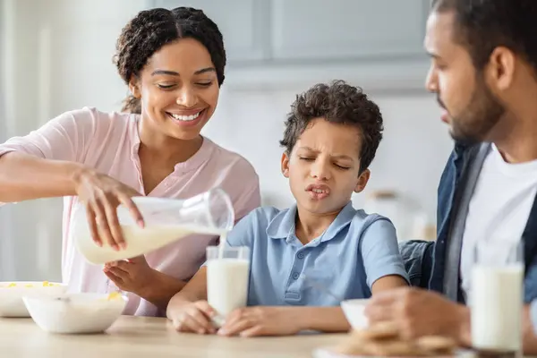 Африканский Мальчик Подросток Отказывается Пить Молоко Любящие Черные Родители Отец — стоковое фото