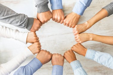 İnsanlar yumruk çarpmak grup araya birlikte görüntülemek için panorama