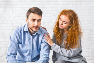 Grup desteği. Rehabilitasyon toplantısında depresyondaki bir adamı rahatlatan kadın.