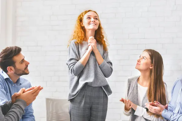 Mujer Joven Feliz Hablando Delante Del Grupo Durante Sesión Psicoterapia — Foto de Stock