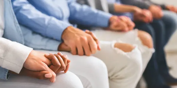 Group Support People Holding Hands Sitting Row Close — Stock Photo, Image
